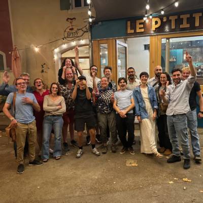 De la joie avec l'équipe du restaurant l'Oiseau sur sa branche à Saoû