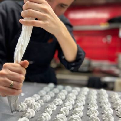 Les préparation en cuisine du restaurant l'Oiseau sur sa branche privatisation possible à Saoû