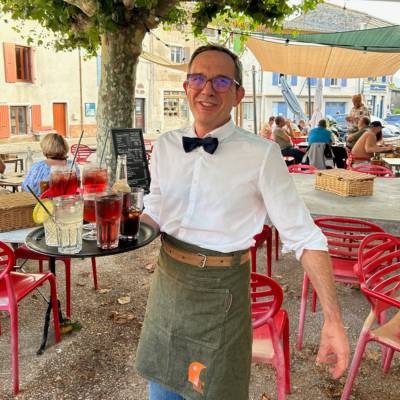 En service à Saoû au restaurant l'Oiseau sur sa branche