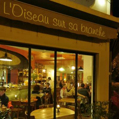 La façade du restaurant l'Oiseau sur sa branche, de nuit